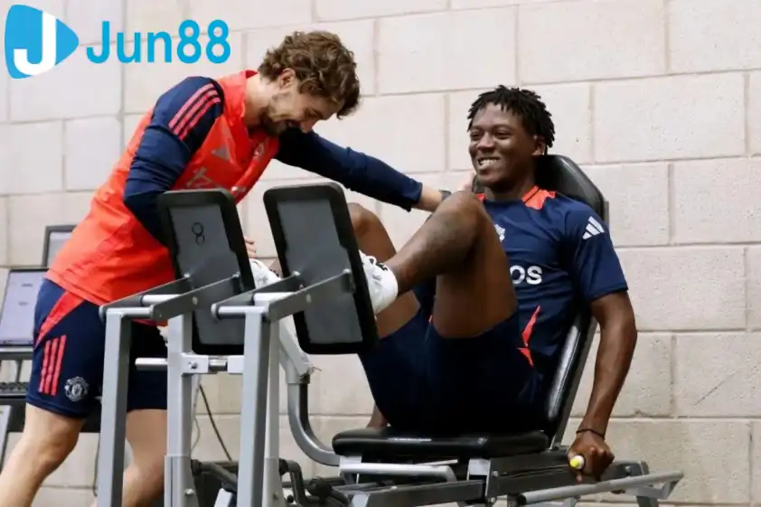 Mainoo đang tập luyện một mình sau khi bị loại khỏi đội tuyển Anh (Ảnh: The Sun).