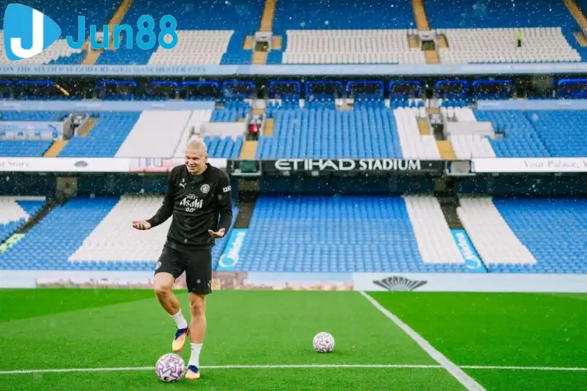 Haaland tập luyện tại sân Etihad (Ảnh: Trang chủ CLB). Haaland tập luyện tại sân Etihad (Ảnh: Trang chủ CLB).