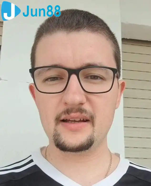 Hình ảnh của Ilett khi mới bắt đầu thử thách Hình ảnh của Ilett khi mới bắt đầu thử thách