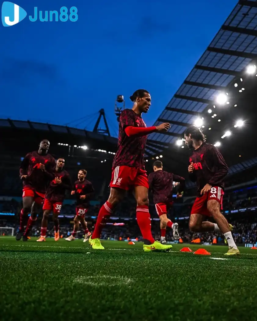 Gary Neville cho rằng Liverpool hiện tại đang 'quá yếu về thể chất' (Ảnh: Liverpool).