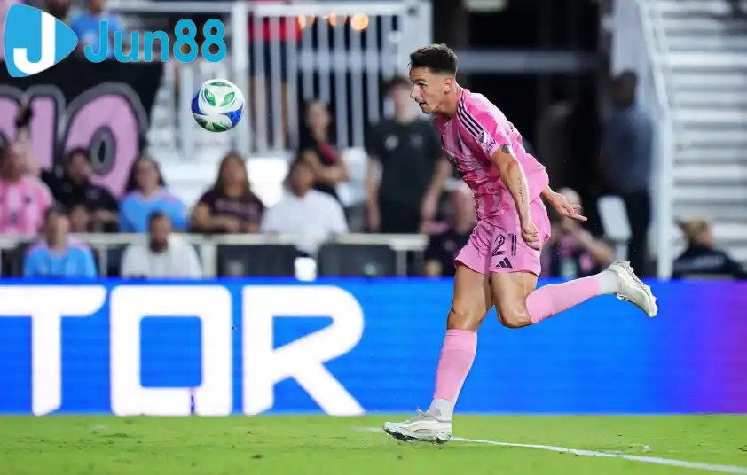 Tadeo Allende hoàn tất cú đúp trong vòng ba phút