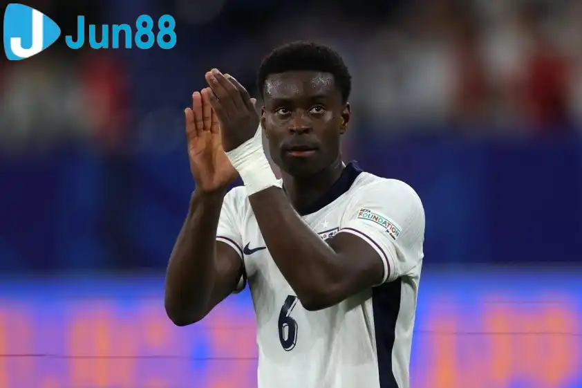 Marc Guehi gặp chấn thương và không thể tập trung lên tuyển (Ảnh: Mirror)